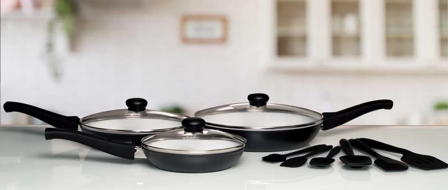The P600 ceramic frying pans with glass lids and silicone utensils