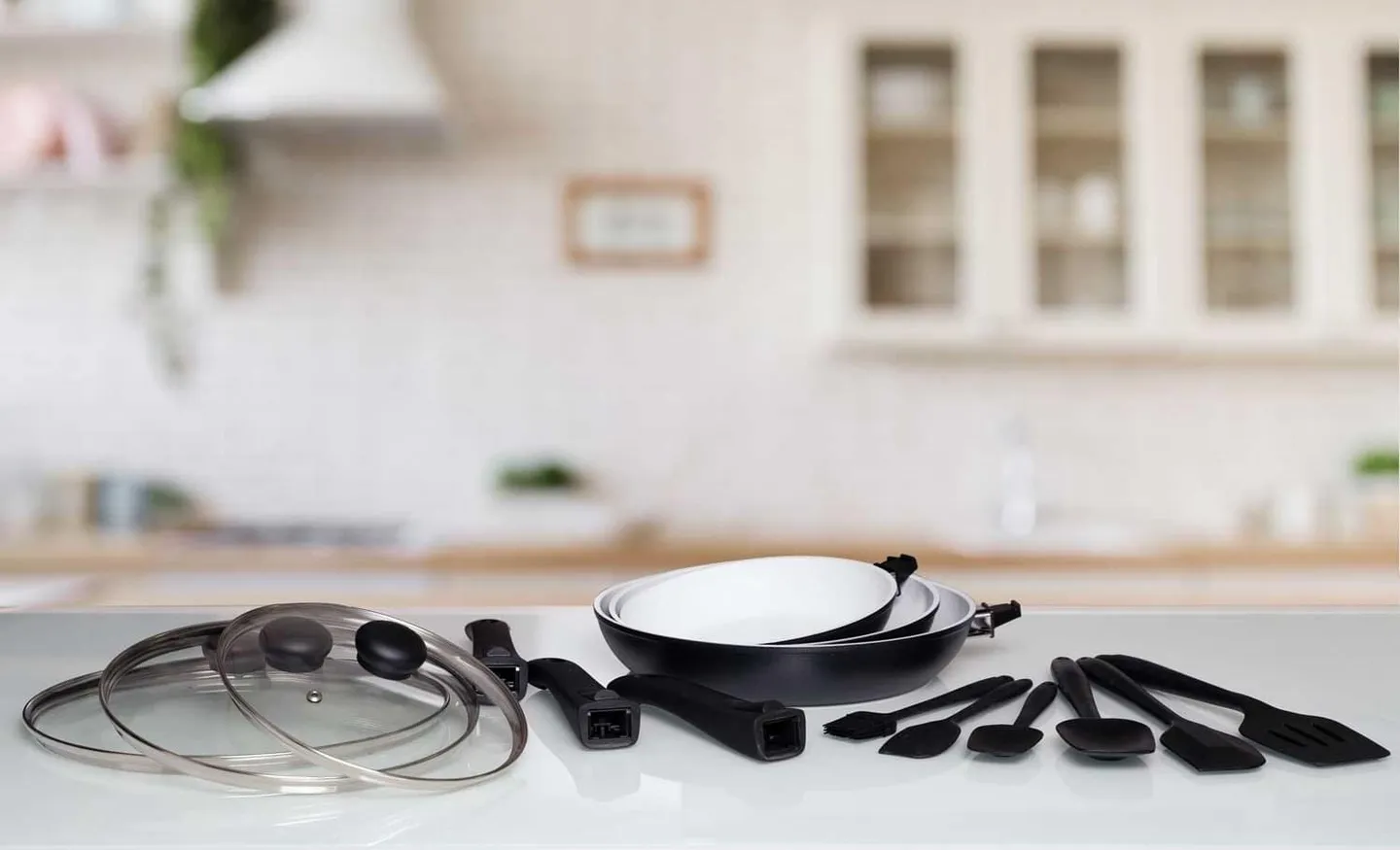 The P600 pans with glass lids and the free silicone utensils