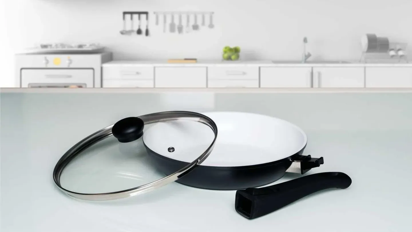 A P600 pan with its glass lid and detachable handle