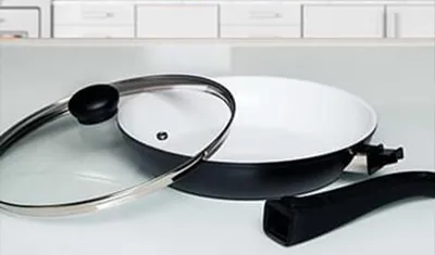 A P600 pan with its glass lid