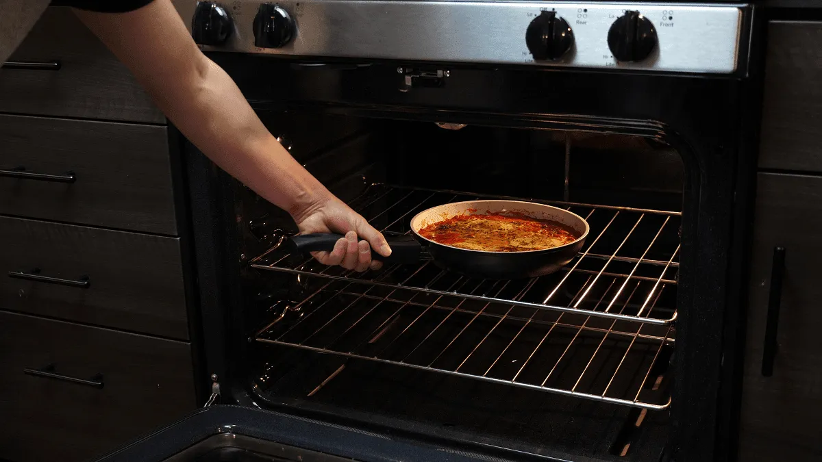 Taking a P600 pan out of the oven