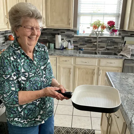 Janet W. cooking with her P600 pan