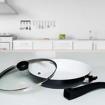 A P600 ceramic pan with its glass lid and a removable soft touch handle