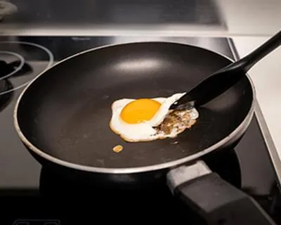 A fried egg sticks to an ordinary non-stick pan